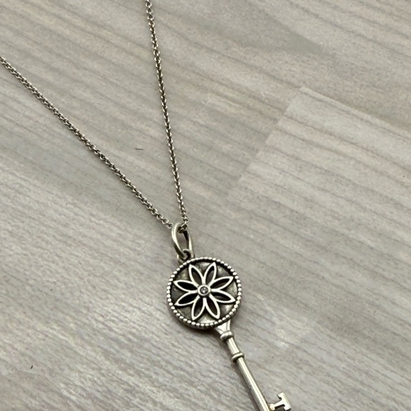 Tiffany & Co. 9.25 S. Silver Daisy Key Pendant With Diamond Necklace - Picture 5 of 9